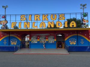 Karla vor dem Sirkus Finlandia 1